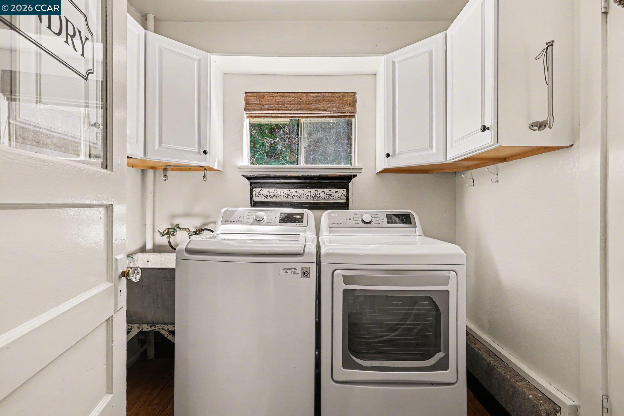 1451 Franklin Canyon Road Martinez, CA 94553 - Photo 33 of 45 a utility room with dryer and washer