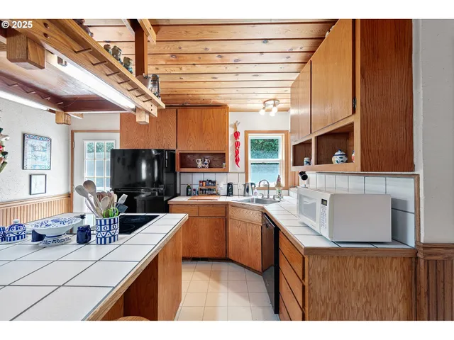 $1,145,000 | 36189 Highway 58, Pleasant Hill, OR 97455