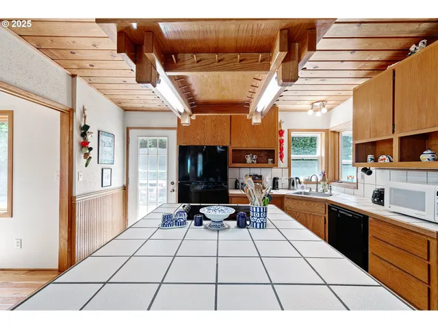 $1,145,000 | 36189 Highway 58, Pleasant Hill, OR 97455