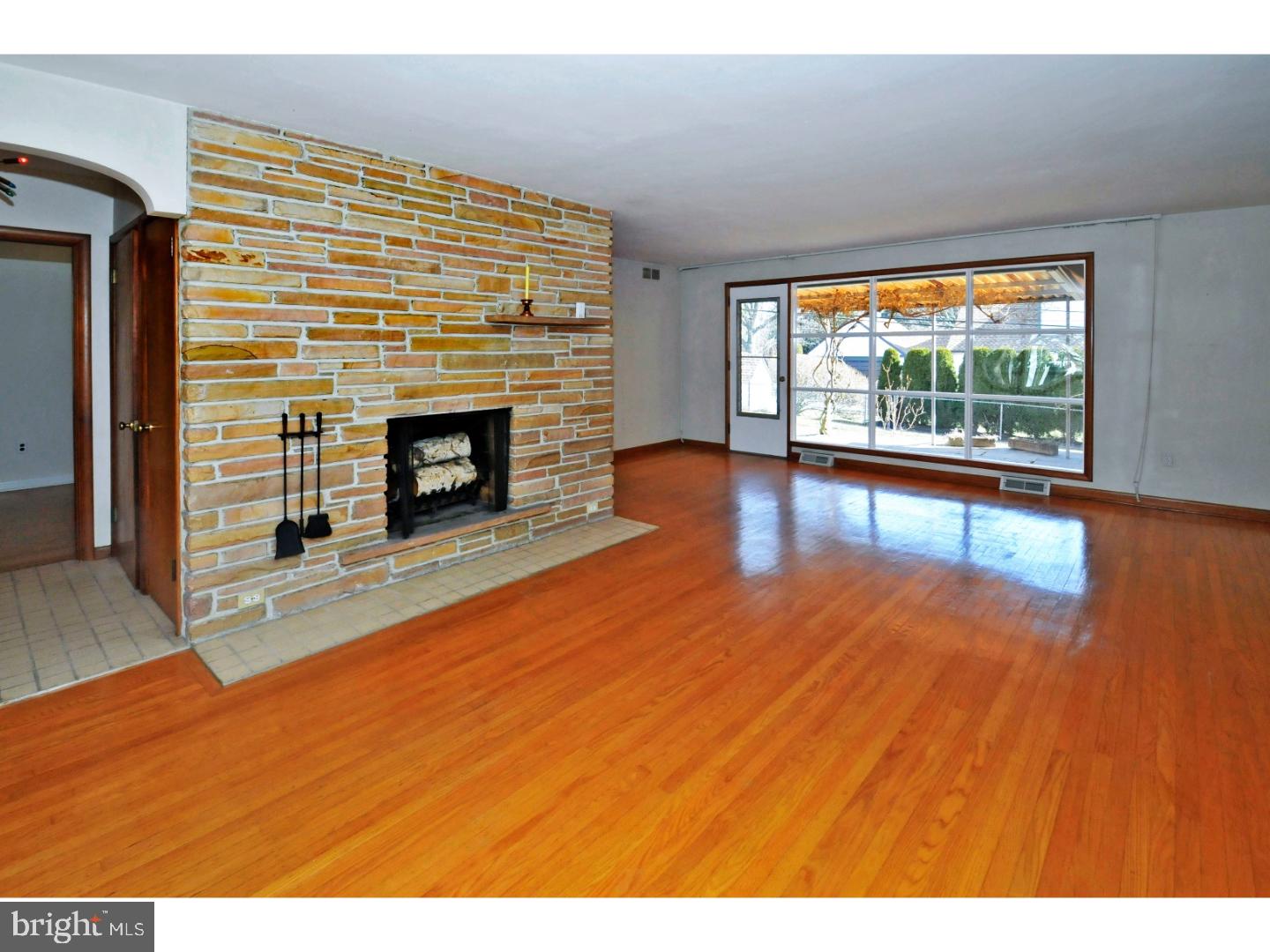 1249 Glenbrook Road Huntingdon Valley, PA 19006 - Photo 5 of 24 Living Room