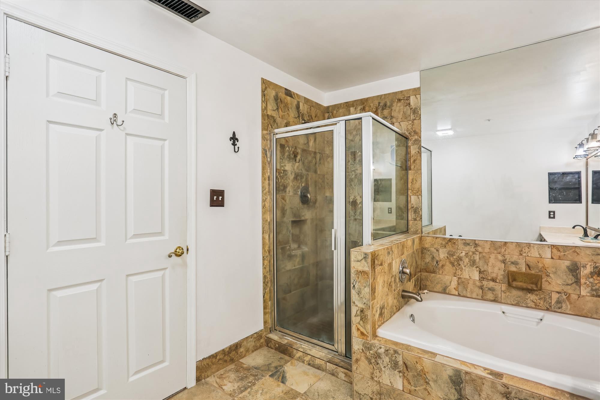 302 Ridgepoint Place, Unit 16 Gaithersburg, MD 20878 - Photo 18 of 40 a bathroom with a bathtub and a shower