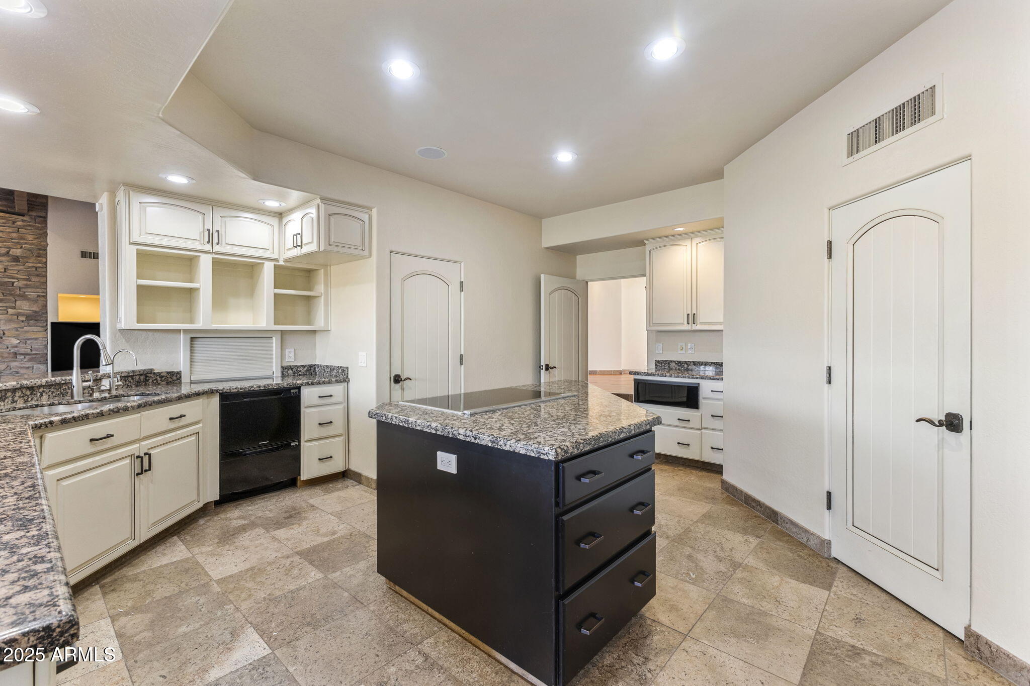 9247 North 24th Way Phoenix, AZ 85028 - Photo 15 of 99 34-web-or-mls-IMG_2088