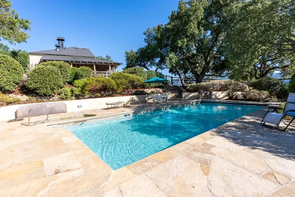 a view of a backyard