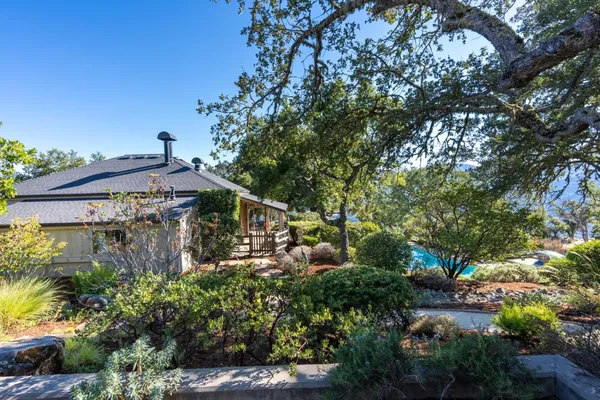 a view of a yard in front of house