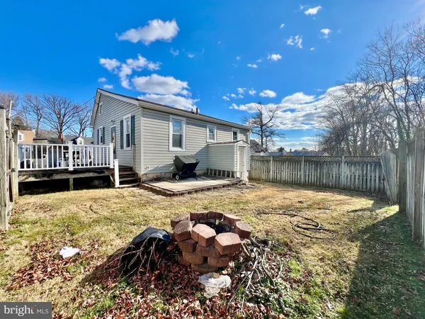 a view of a house with backyard