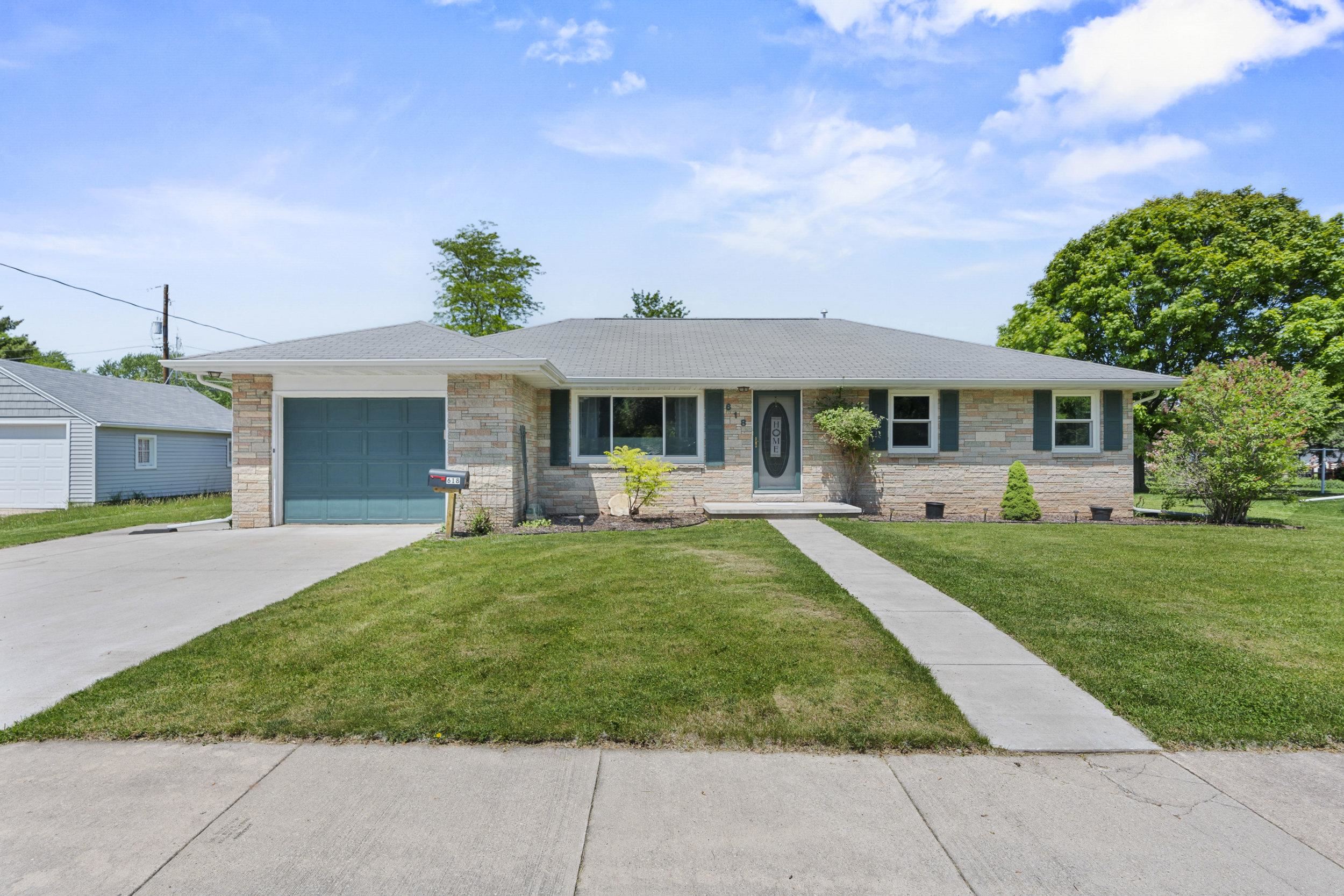 618 East Harding Drive Appleton, WI 54915 - Photo 1 of 33