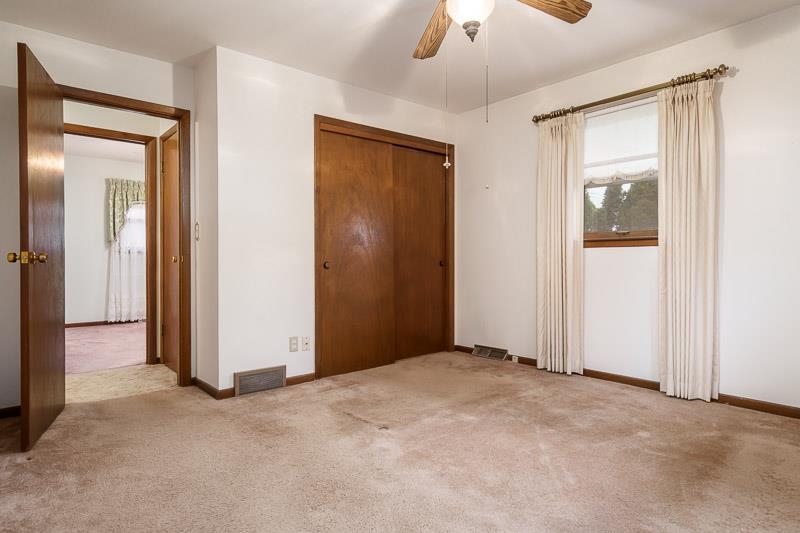 1110 Roxbury Close Rockford, IL 61107 - Photo 12 of 36 an empty room with closet and a chandelier fan