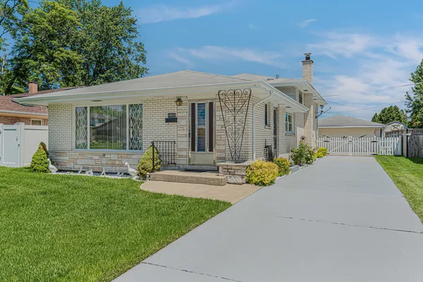 $349,500 | 10533 Lavergne Avenue, Oak Lawn, IL 60453