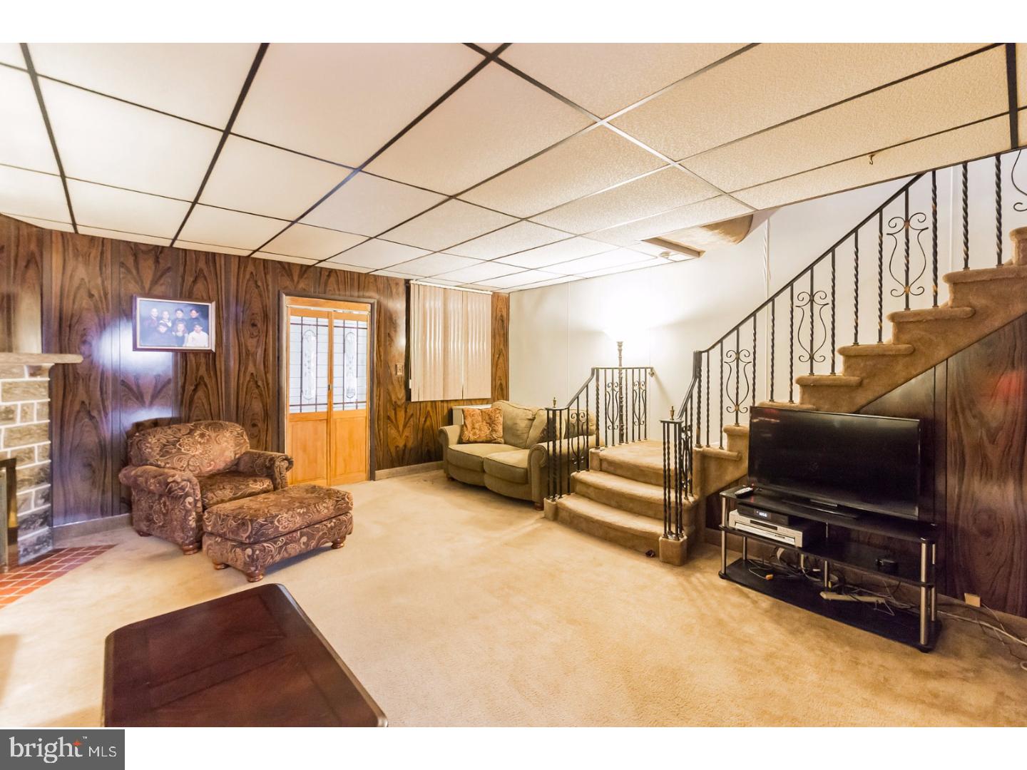1011 Marlyn Road Philadelphia, PA 19151 - Photo 4 of 21 Living Room