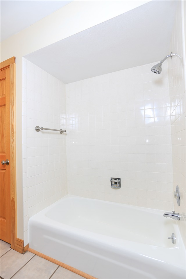 4010 North Meridian Road Rockford, IL 61101 - Photo 9 of 25 a bathroom with a bathtub and a shower
