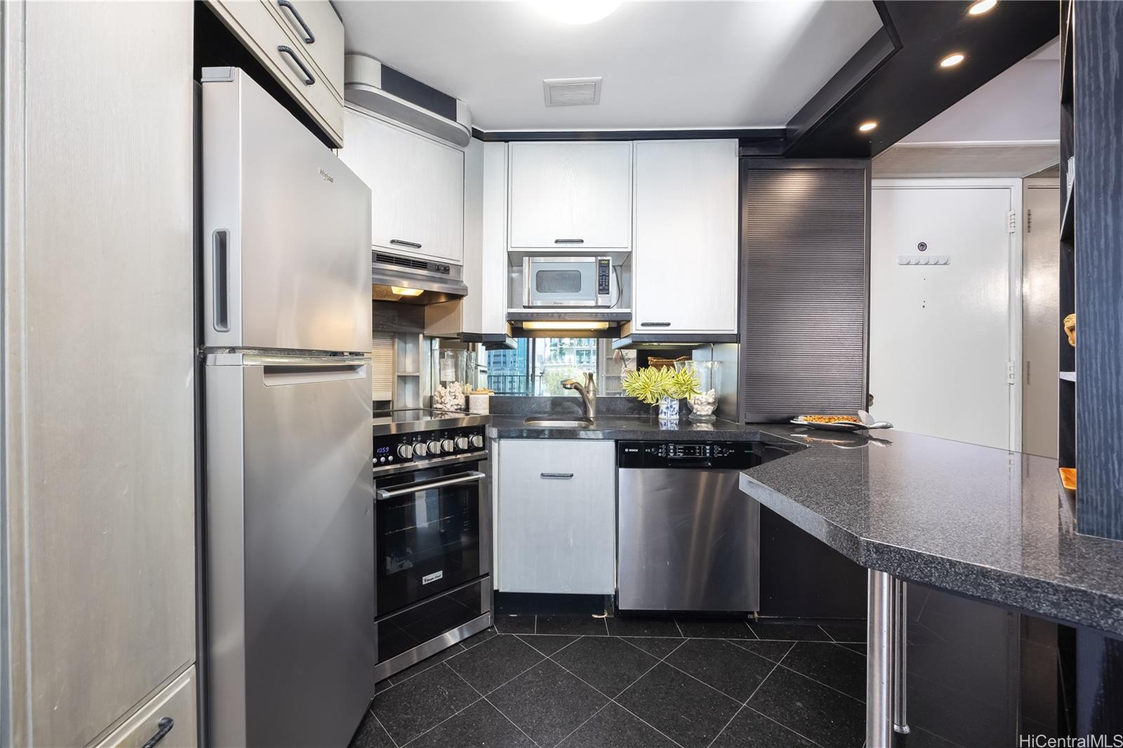 225 Queen Street, Unit 12G Honolulu, HI 96813 - Photo 7 of 25