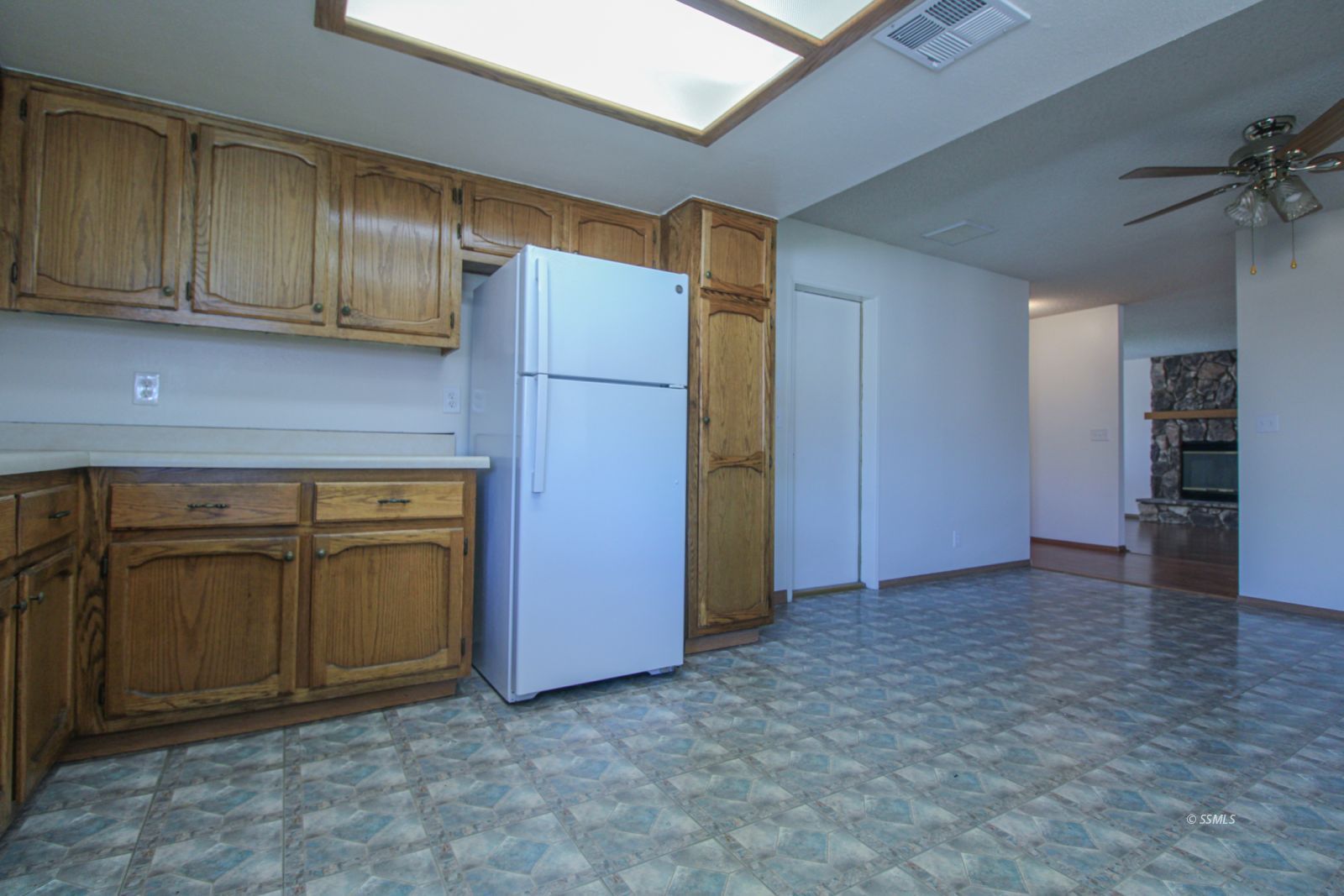 609 South Appaloosa Street Ridgecrest, CA 93555 - Photo 12 of 44 a view of a kitchen with cabinets