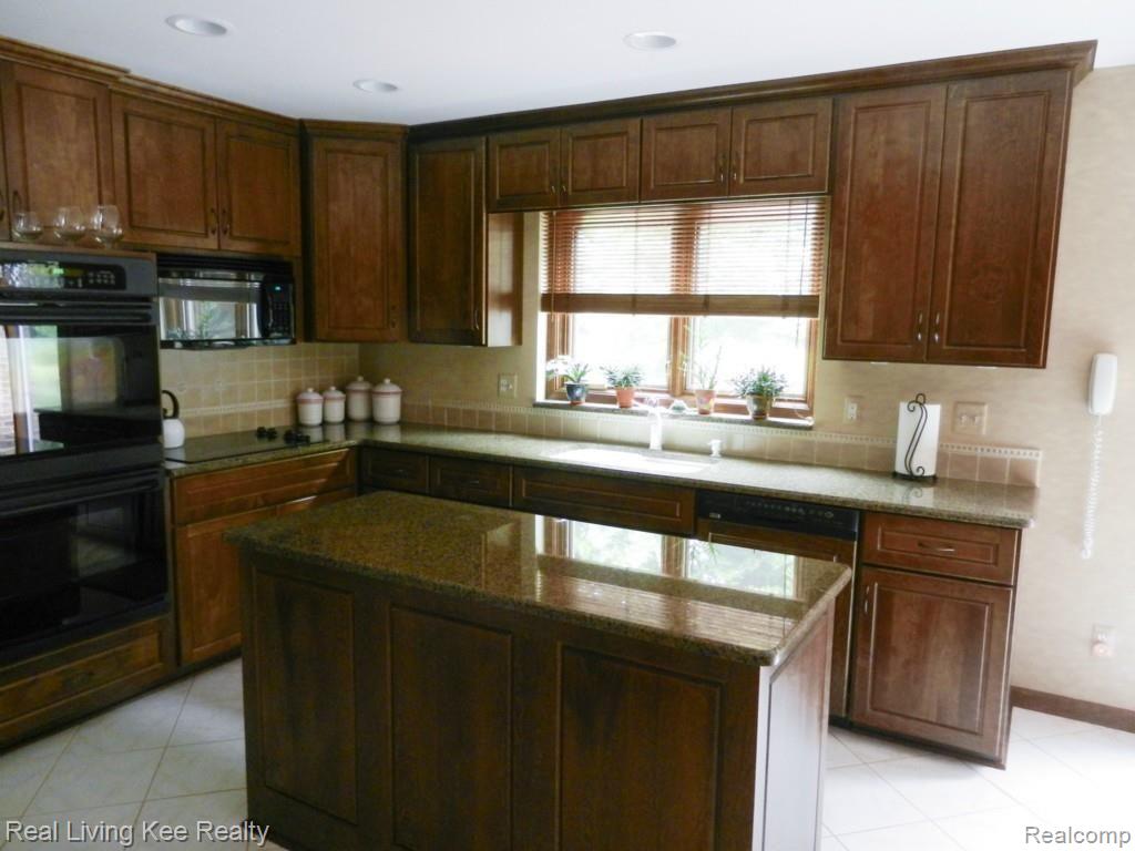 1793 Snowden Circle Rochester, MI 48306 - Photo 16 of 34 DSCN1755.jpg