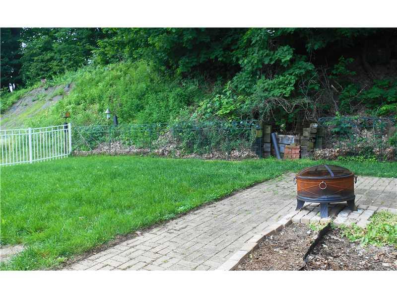 3885 Edge Road Brentwood, PA 15227 - Photo 22 of 24 Yard/Garden. Fenced and flat yard!