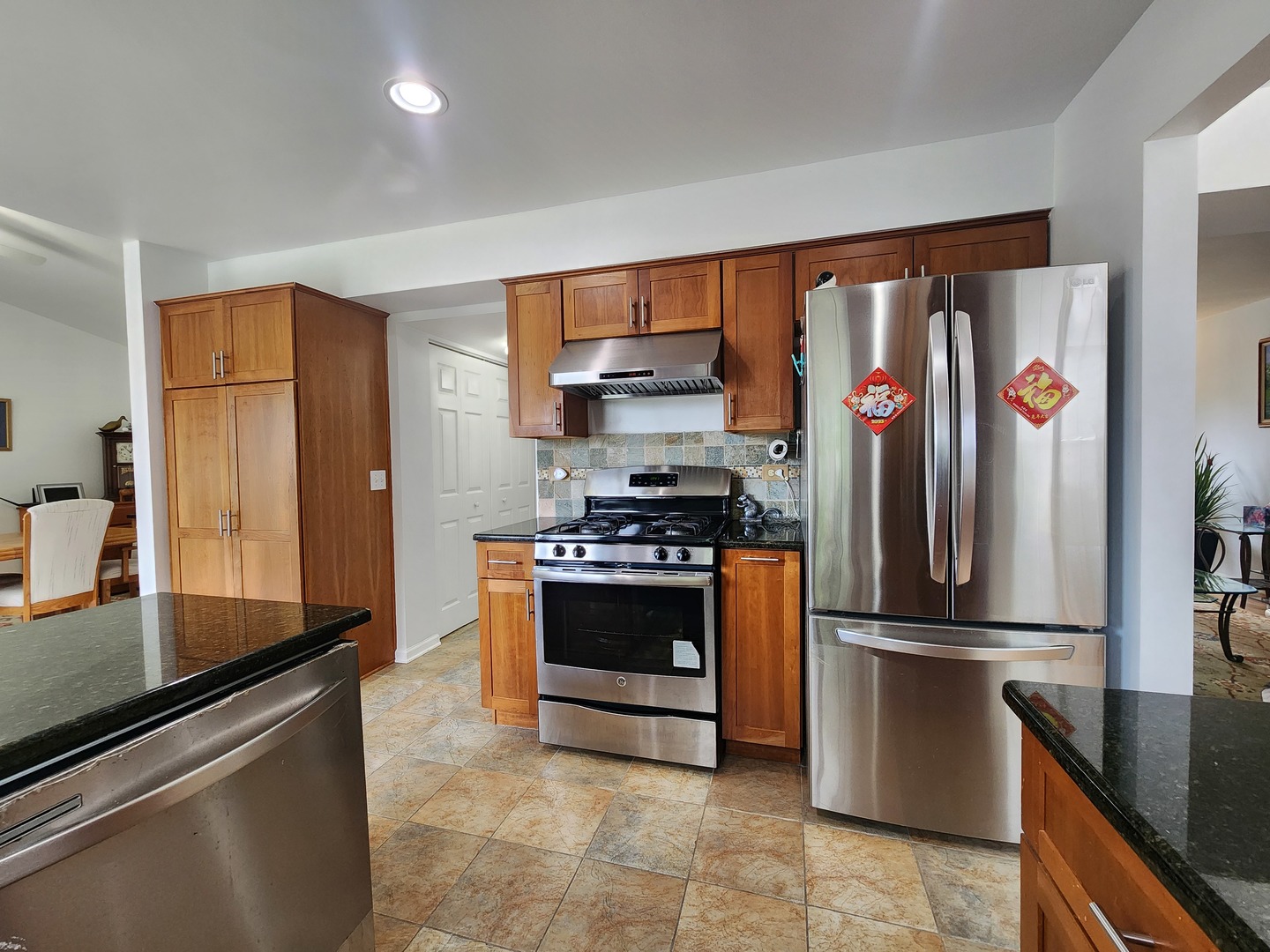 72 Wilton Lane Mundelein, IL 60060 - Photo 15 of 40 a kitchen with stainless steel appliances granite countertop a refrigerator and a stove