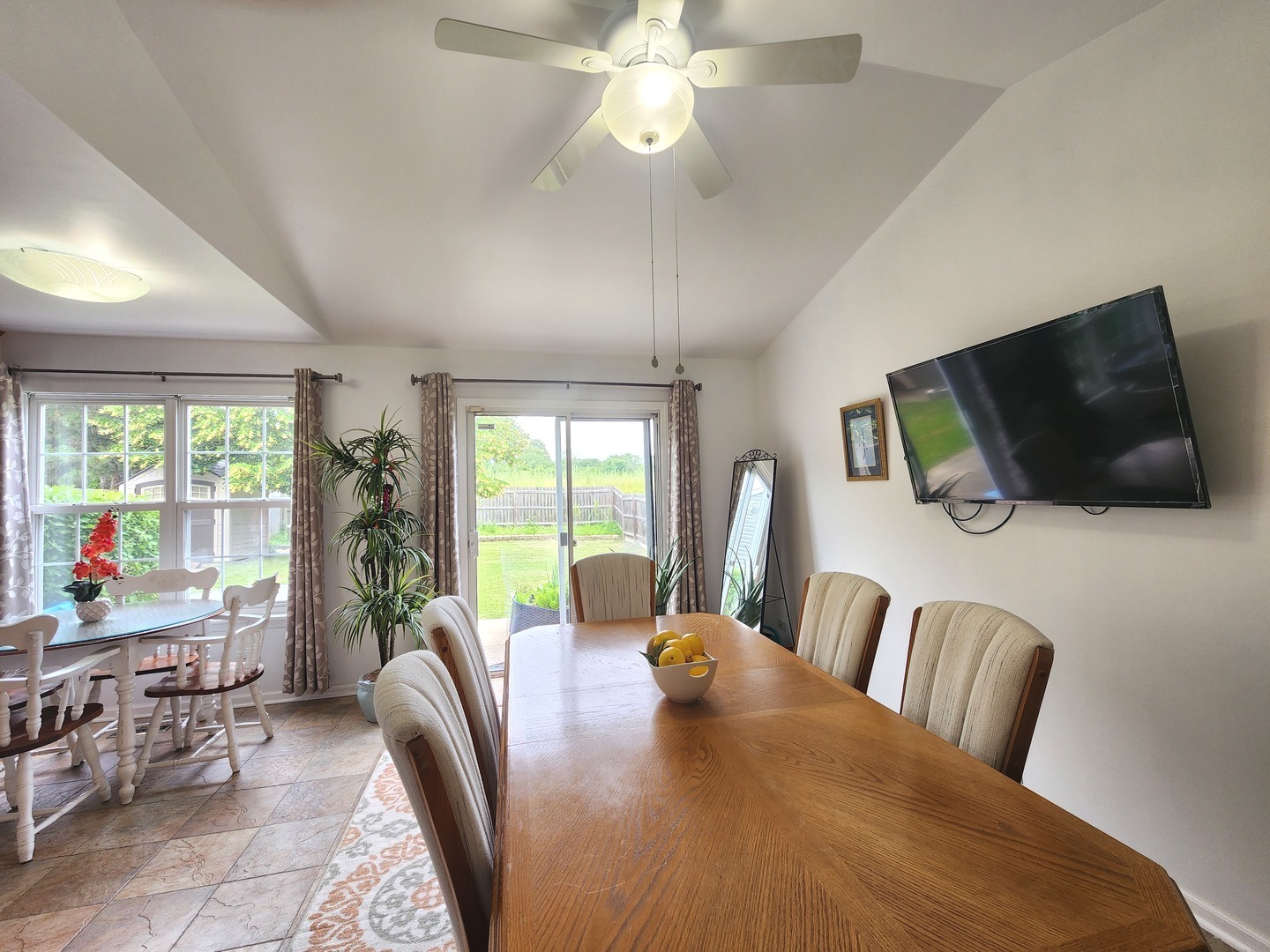 72 Wilton Lane Mundelein, IL 60060 - Photo 20 of 40 a view of a livingroom with furniture window and outside view