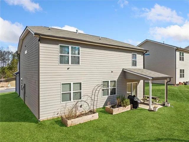 a view of a house with a backyard