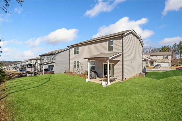 a view of a house with backyard