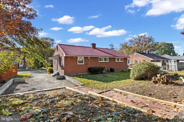 a front view of house with yard