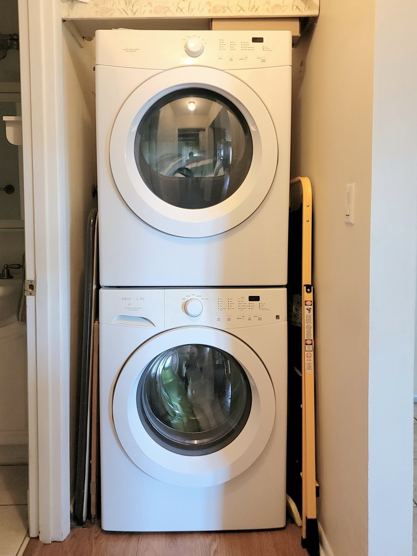 561 Dunham Road Gurnee, IL 60031 - Photo 20 of 30 a utility room with dryer and washer