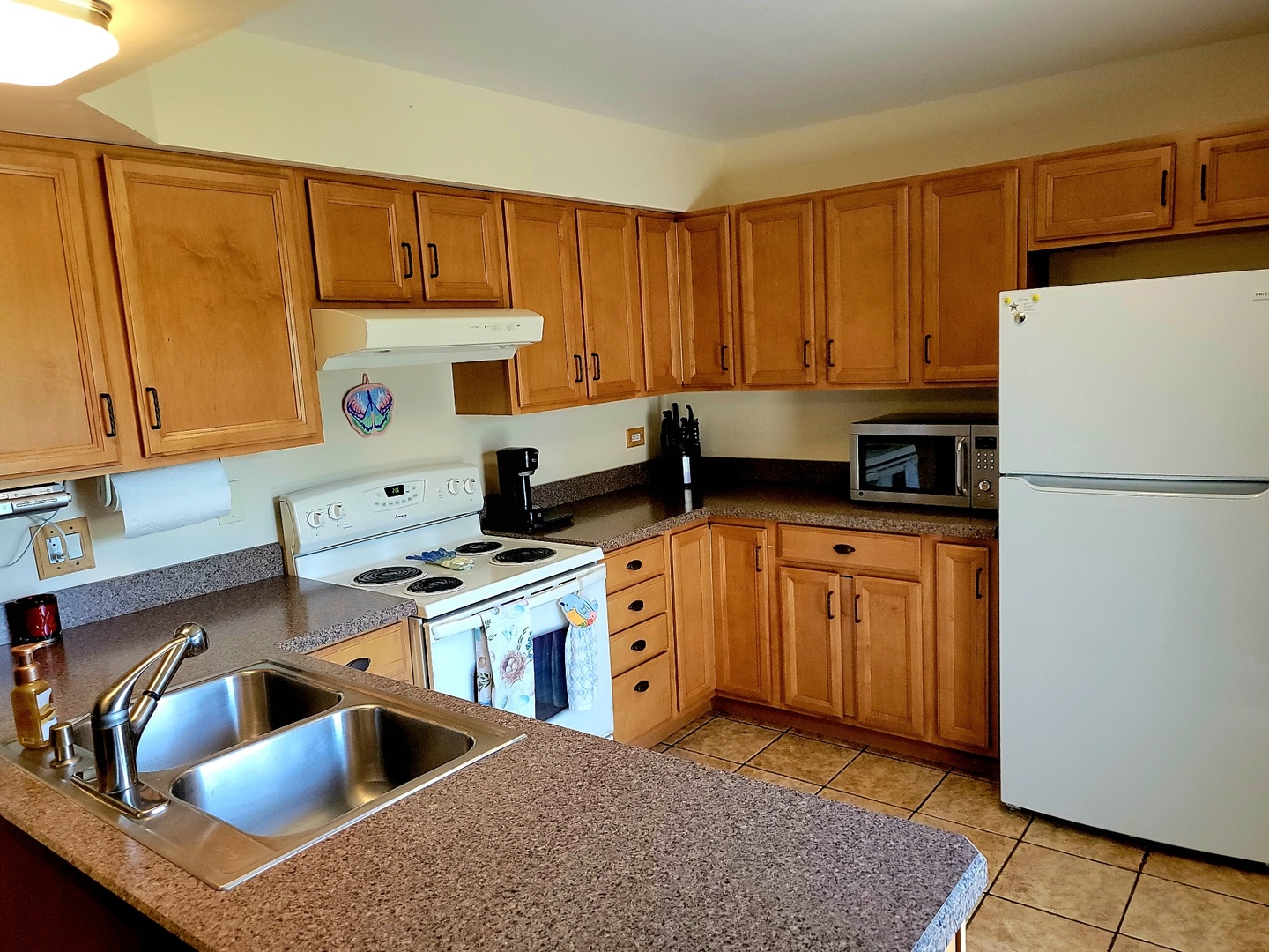 561 Dunham Road Gurnee, IL 60031 - Photo 7 of 30 a kitchen with stainless steel appliances granite countertop a sink stove and refrigerator