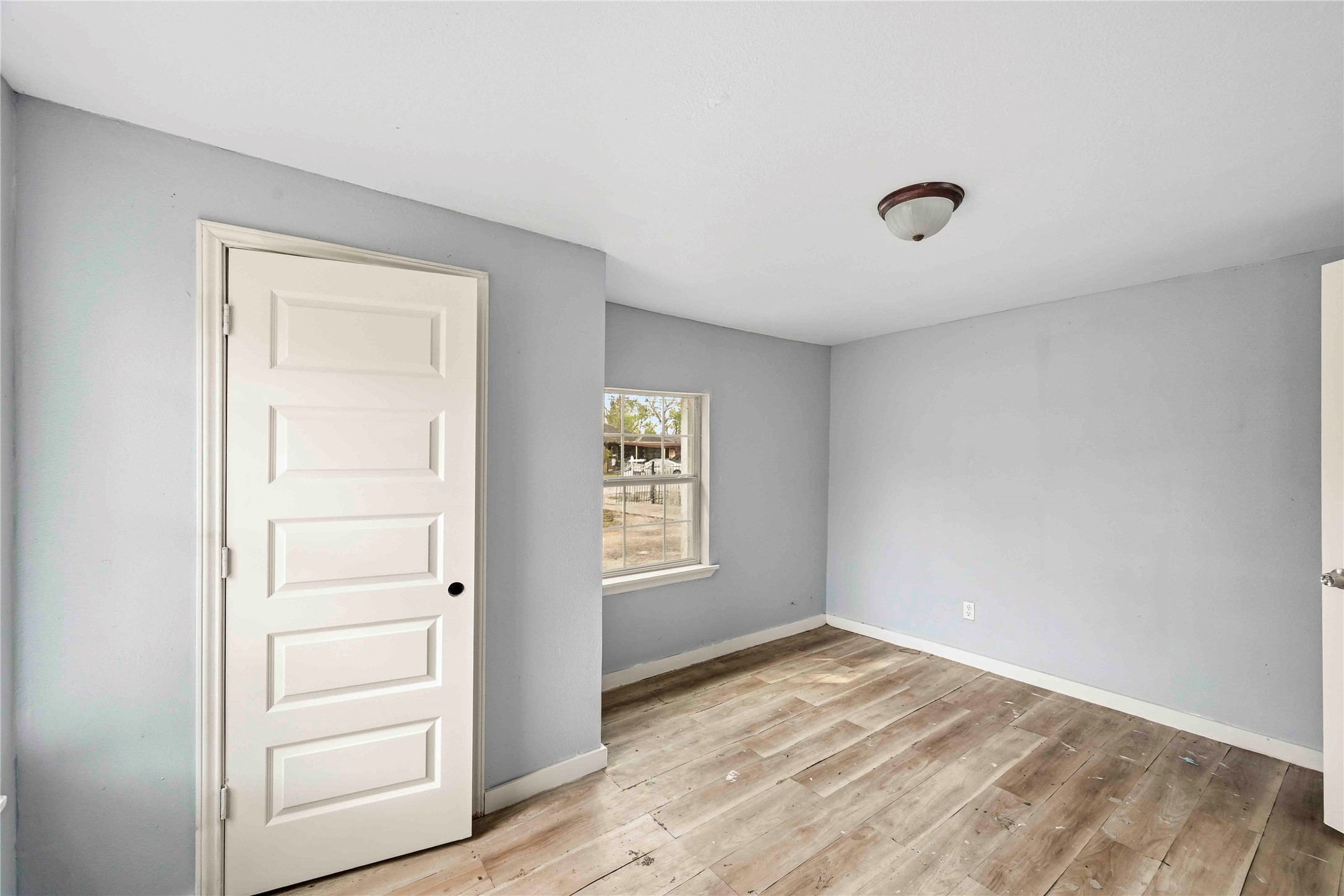 5513 Makeig Street Houston, TX 77026 - Photo 15 of 33 A bright and functional room with natural light, a practical layout, and flexible space for a variety of uses.