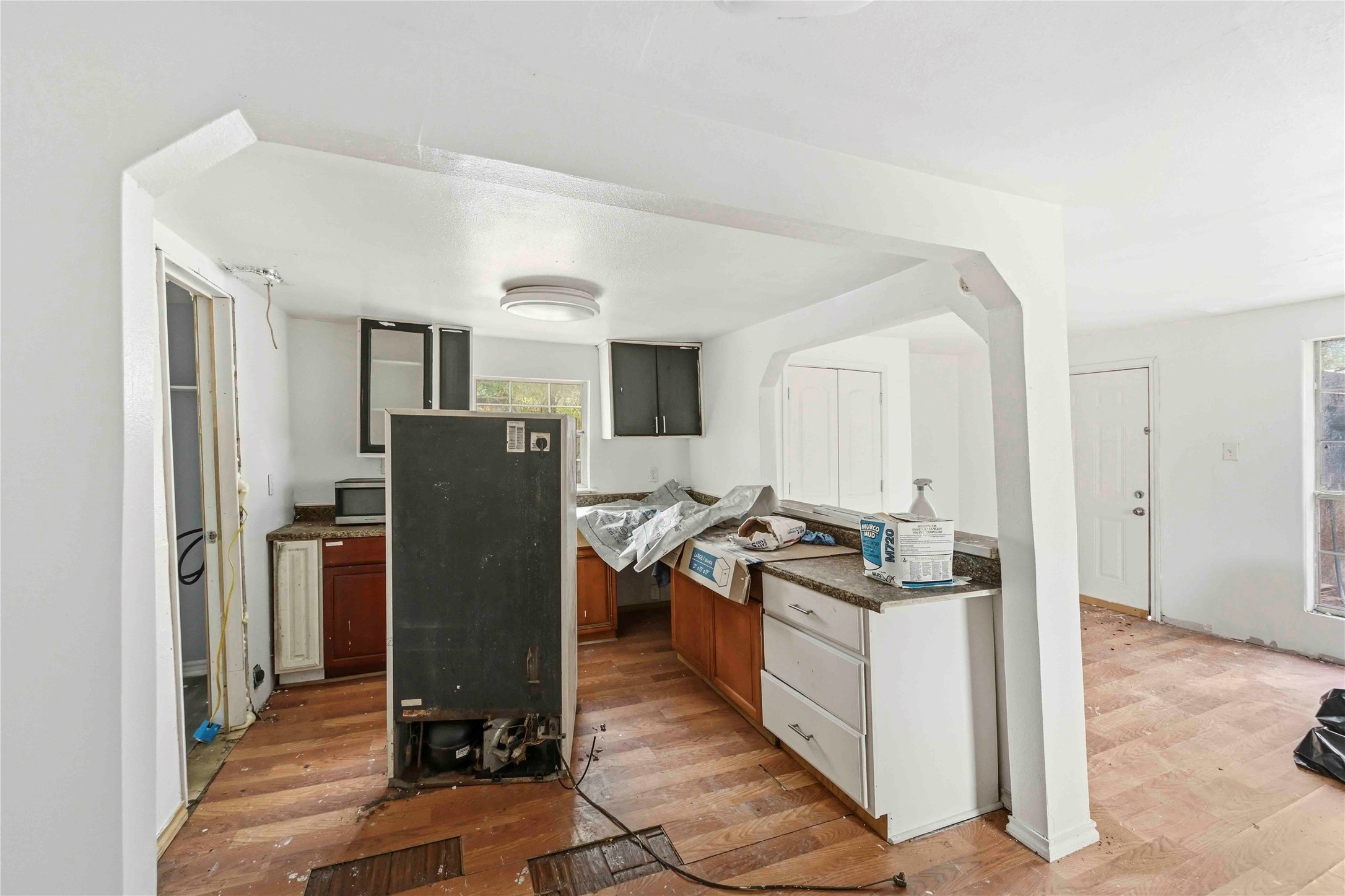 5513 Makeig Street Houston, TX 77026 - Photo 9 of 33 This kitchen space is filled with natural light and ready for a fresh new vision. With wood or laminate flooring and room for updates, this space offers a wonderful opportunity to design a kitchen that fits your style and needs.