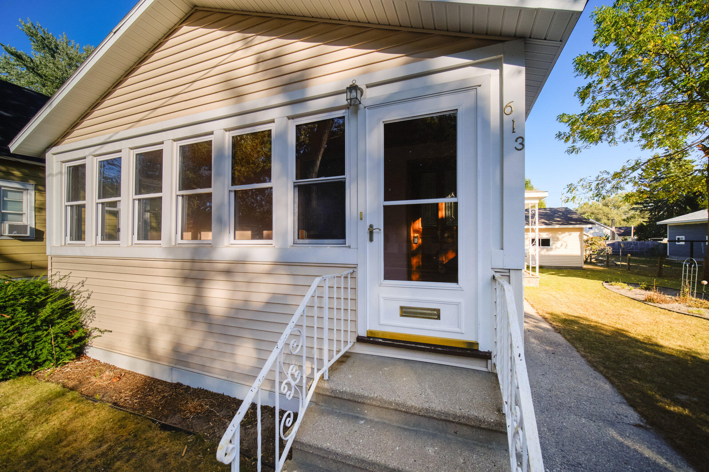 613 Ramsdell Street Manistee, MI 49660 - Photo 4 of 49 Front Porch