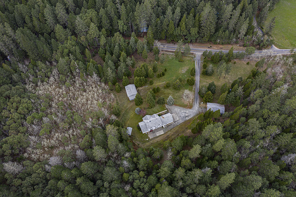 5201 Hugo Road Grants Pass, OR 97526 - Photo 37 of 40 09DE33E2-3E74-42E9-BB76-28BFA2EB5DB6