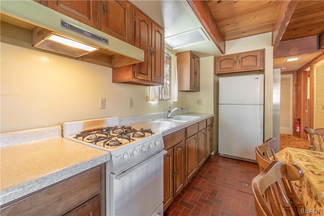 458 Edgemoor Road Big Bear Lake, CA 92315 - Photo 17 of 47 a kitchen with stainless steel appliances granite countertop a sink stove and refrigerator