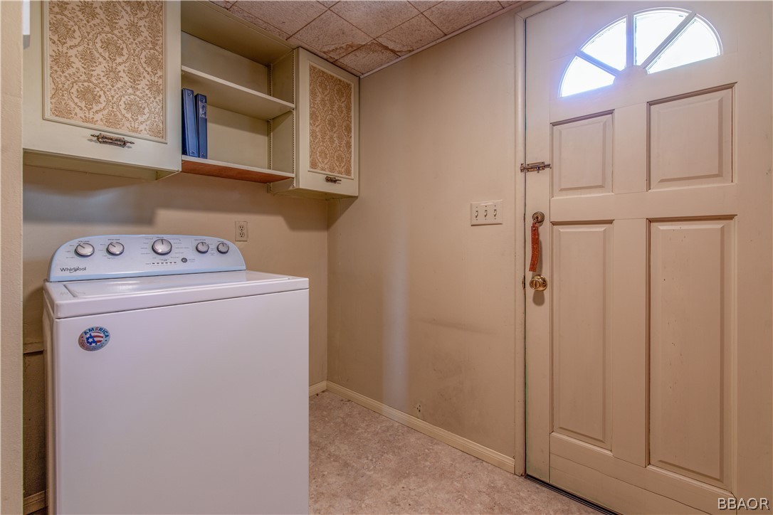 458 Edgemoor Road Big Bear Lake, CA 92315 - Photo 19 of 47 a utility room with dryer and washer
