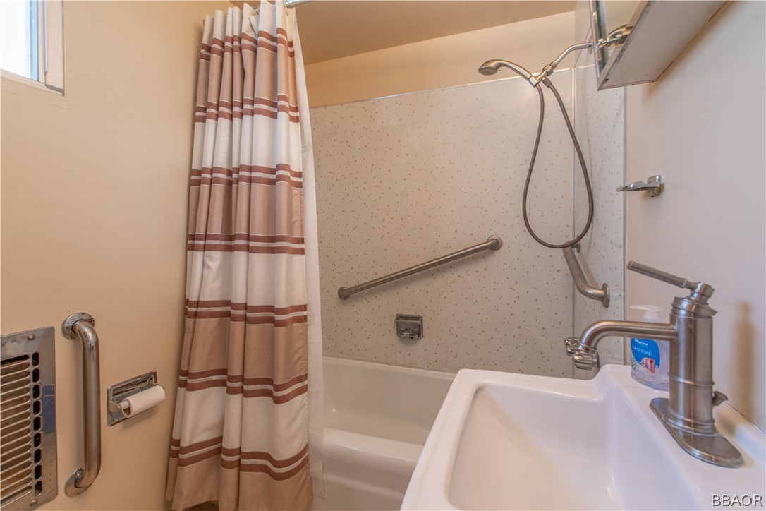 458 Edgemoor Road Big Bear Lake, CA 92315 - Photo 21 of 47 a bathroom with a bathtub and shower