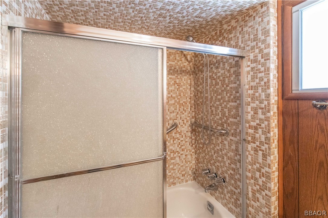 458 Edgemoor Road Big Bear Lake, CA 92315 - Photo 31 of 47 a bathroom with a shower and a bathtub