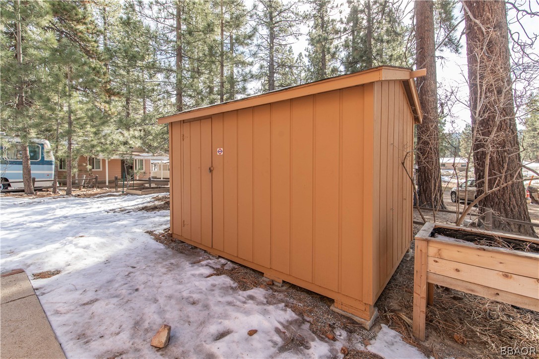 458 Edgemoor Road Big Bear Lake, CA 92315 - Photo 42 of 47 a backyard of a house