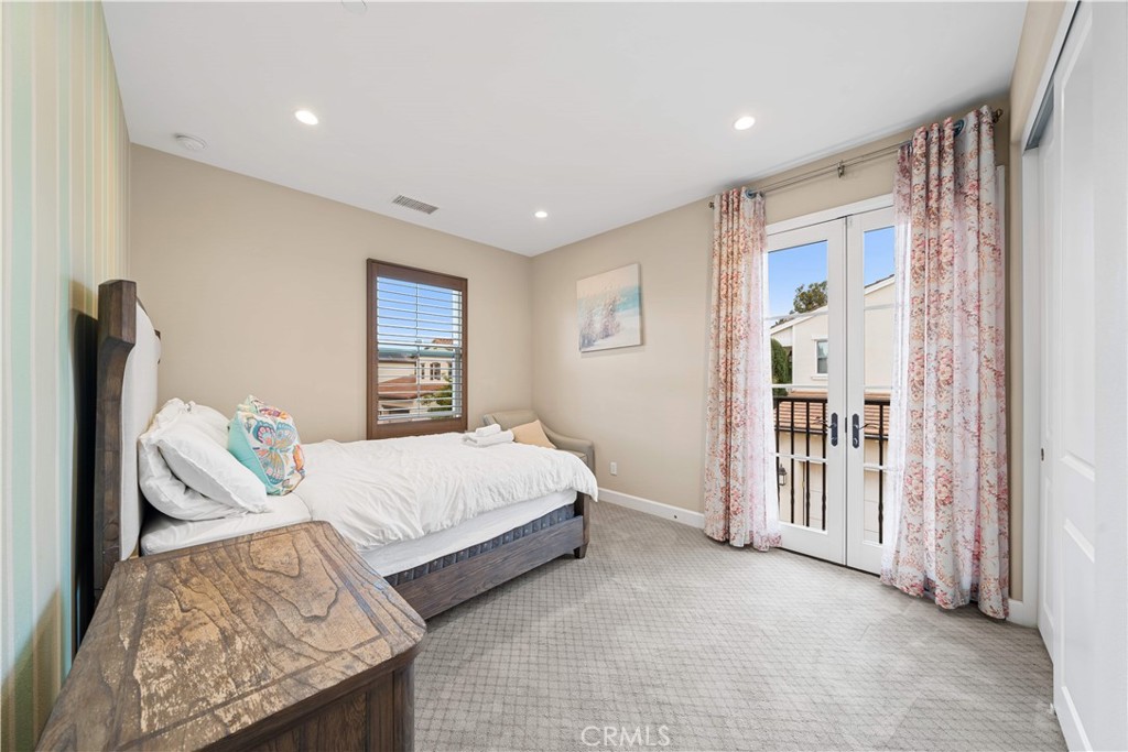 114 Guinness Irvine, CA 92620 - Photo 31 of 43 a spacious bedroom with a bed and a window