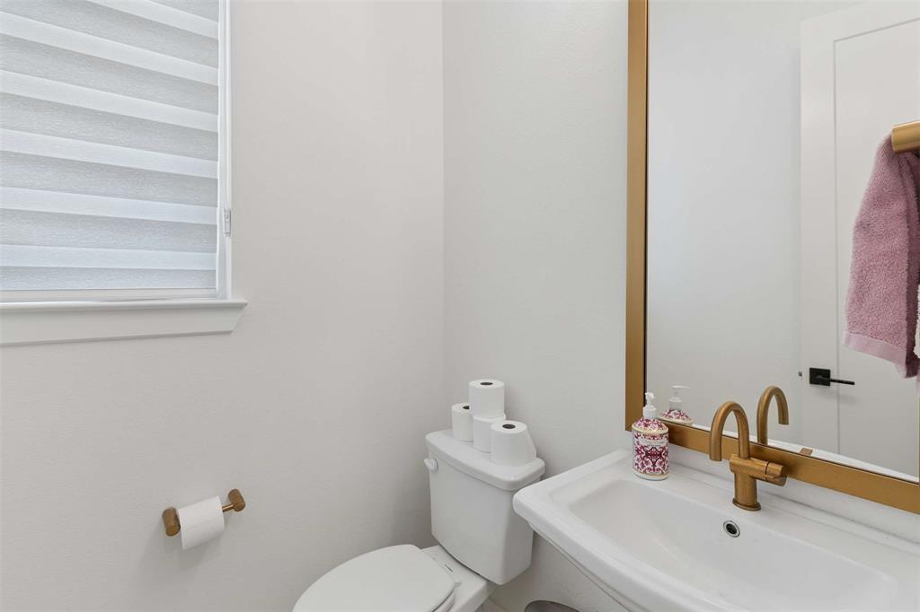 1939 Apple Tree Lane Rockwall, TX 75087 - Photo 25 of 38 Powder Bath