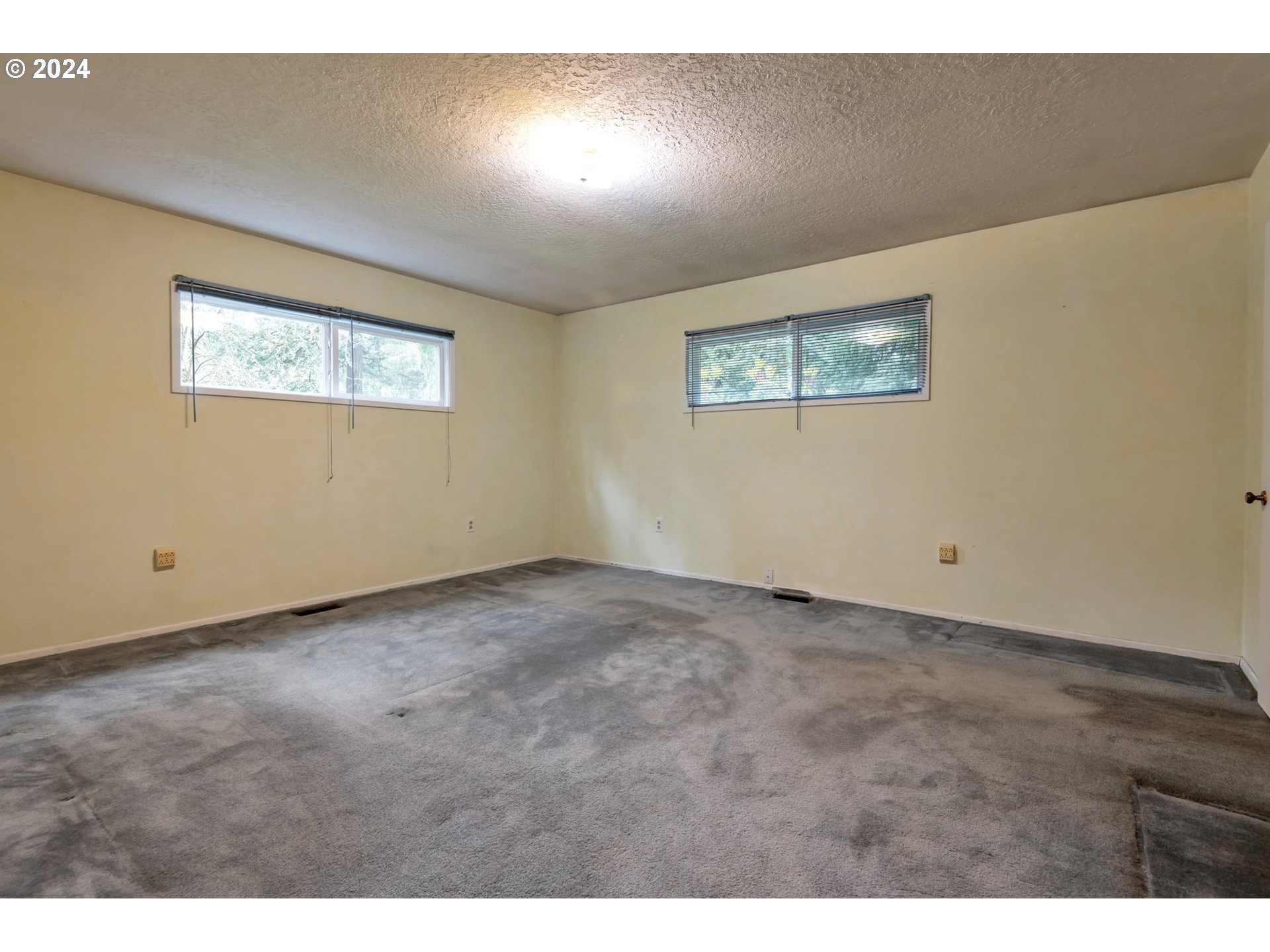19216 South Neil Road Estacada, OR 97023 - Photo 11 of 33 a view of an empty room with a window