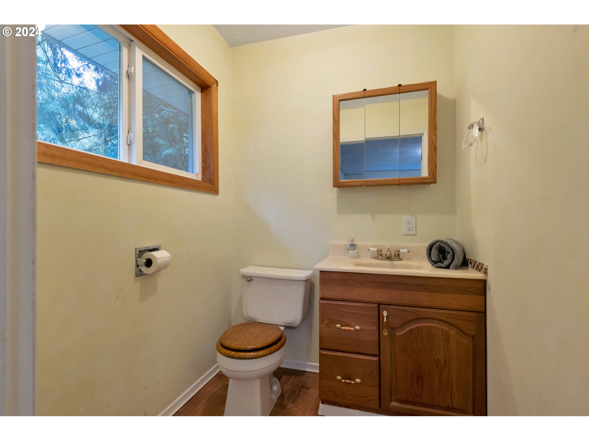 19216 South Neil Road Estacada, OR 97023 - Photo 12 of 33 a bathroom with a toilet a sink and mirror