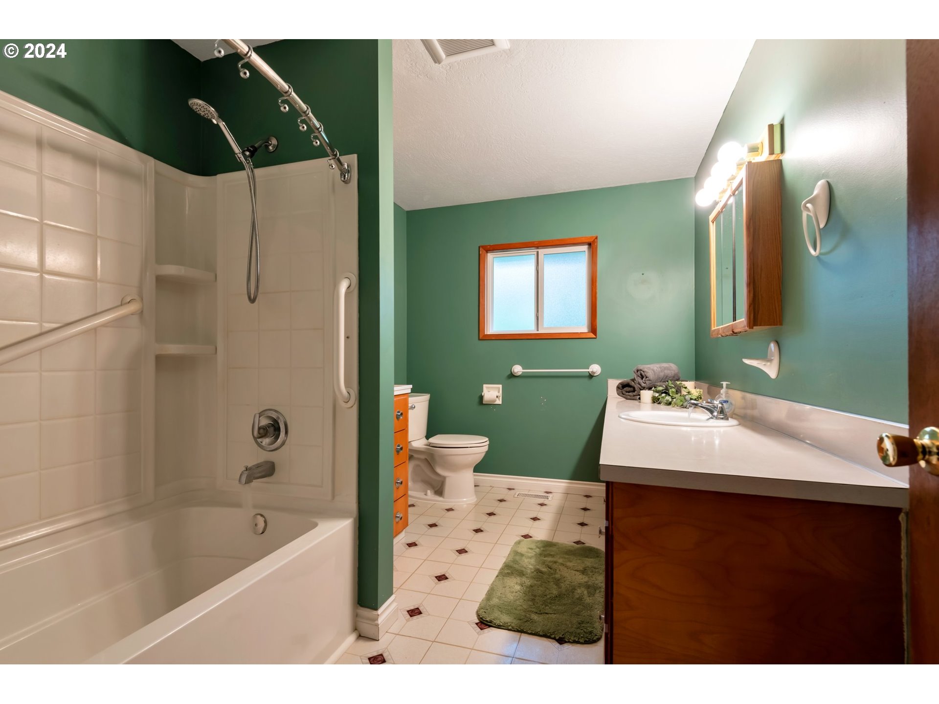 19216 South Neil Road Estacada, OR 97023 - Photo 13 of 33 a bathroom with a sink and mirror with bathtub
