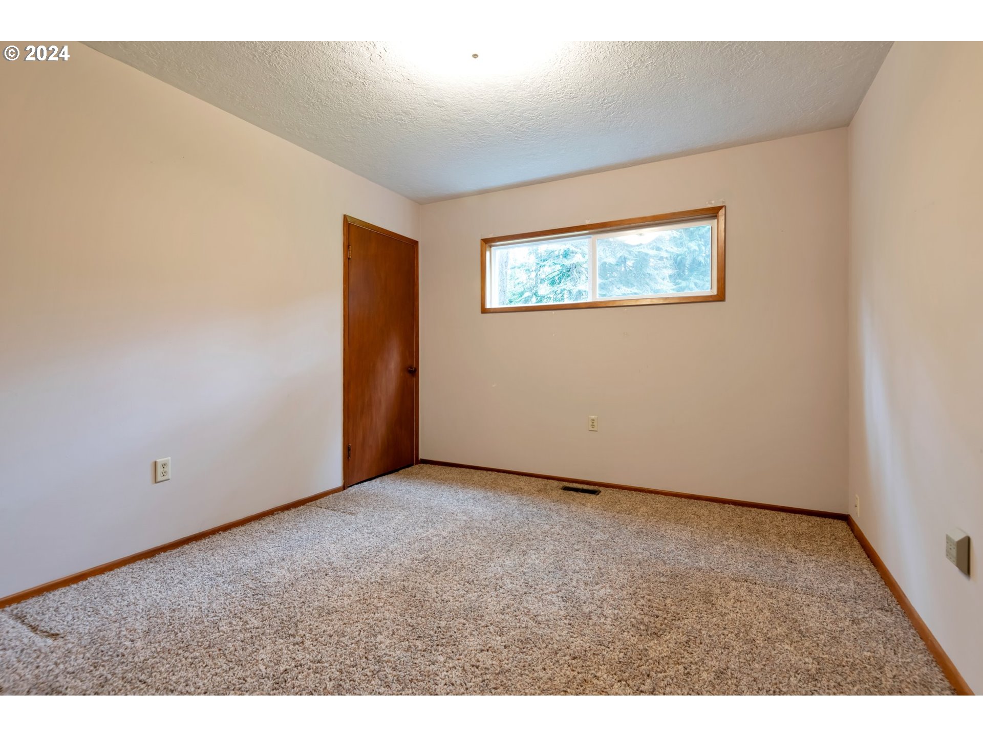 19216 South Neil Road Estacada, OR 97023 - Photo 15 of 33 a view of an empty room with wooden floor