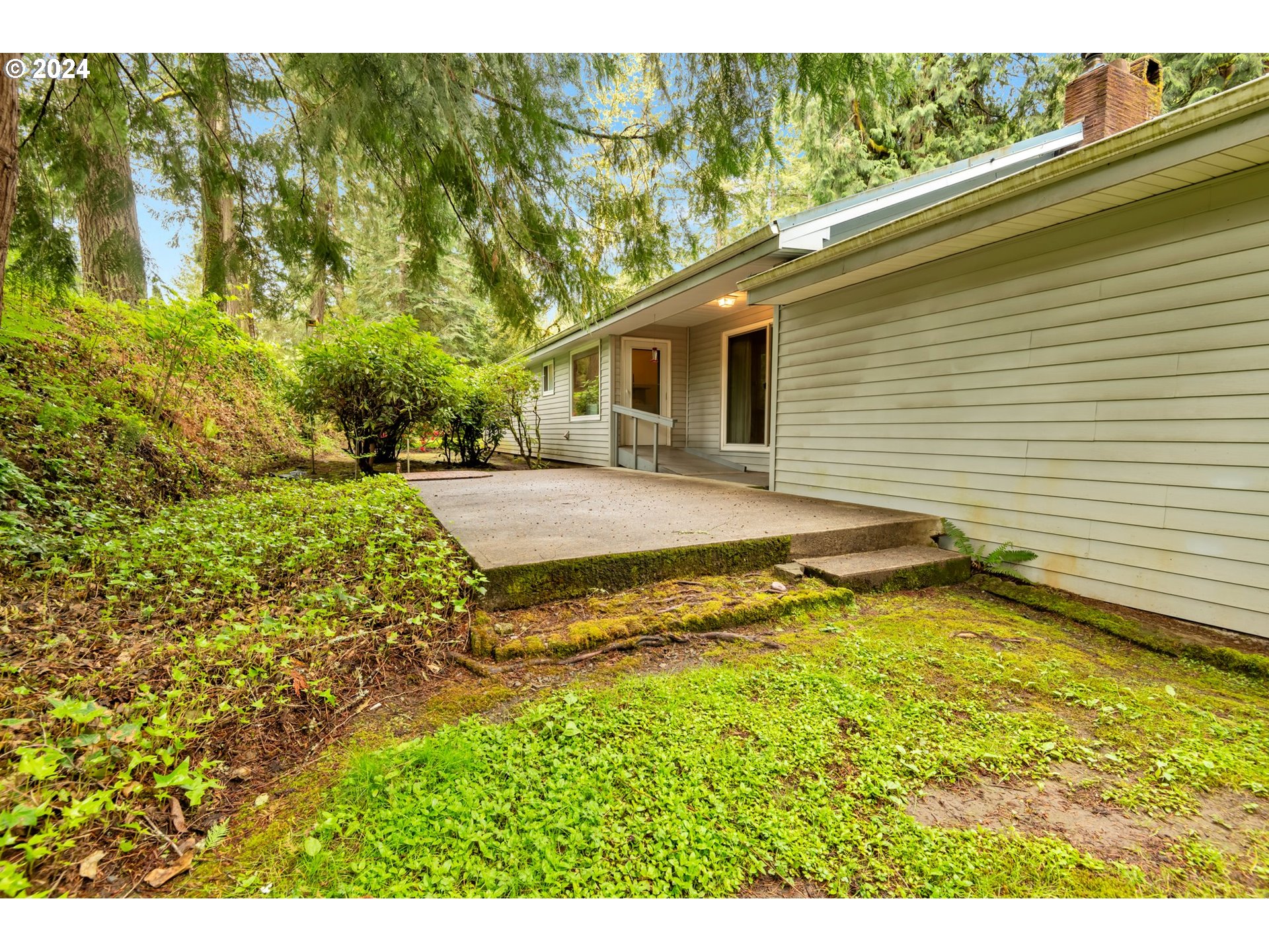 19216 South Neil Road Estacada, OR 97023 - Photo 28 of 33 a view of a backyard of the house