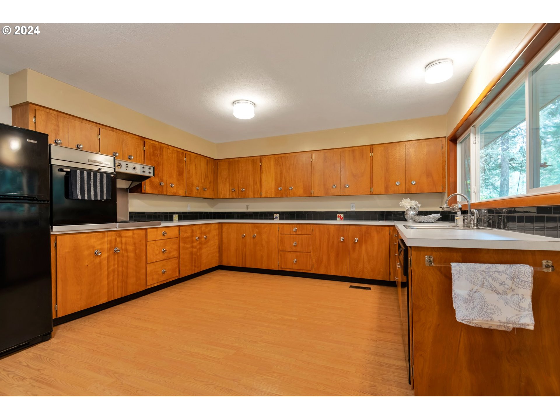 19216 South Neil Road Estacada, OR 97023 - Photo 7 of 33 a view of kitchen with wooden floor