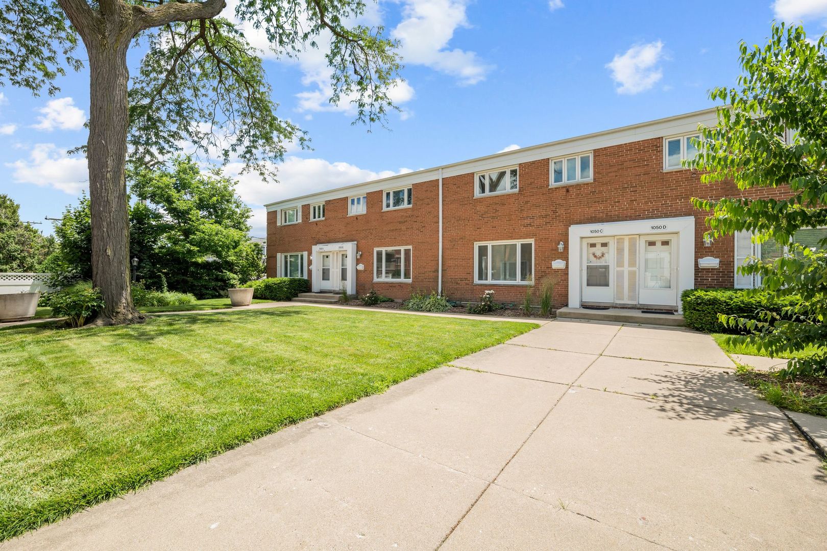 1050 Higgins Road, Unit B Park Ridge, IL 60068 - Photo 2 of 22 Gallery Image 2