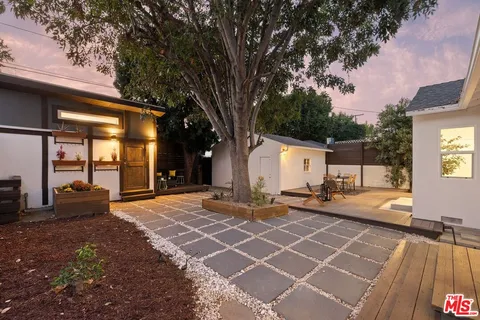 a view of a backyard with basketball court