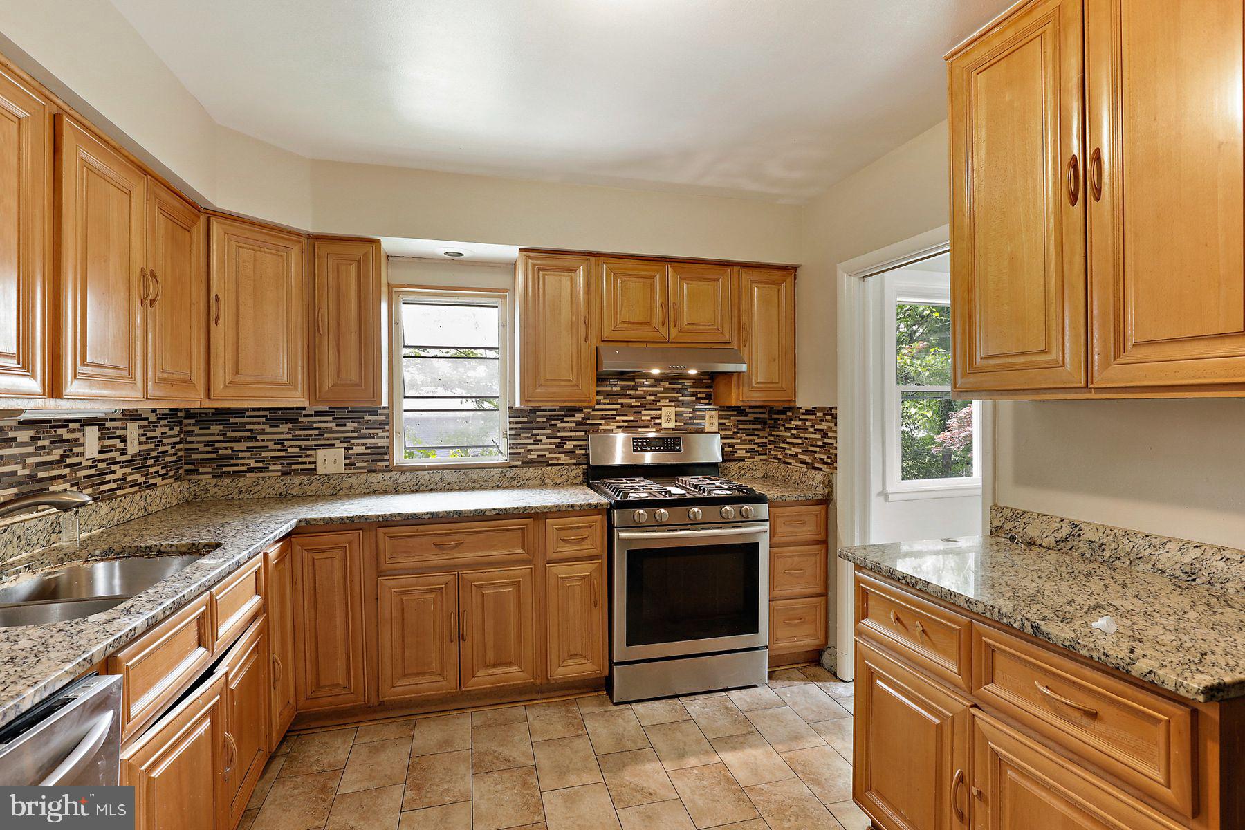 28 North Rolling Road Baltimore, MD 21228 - Photo 4 of 16