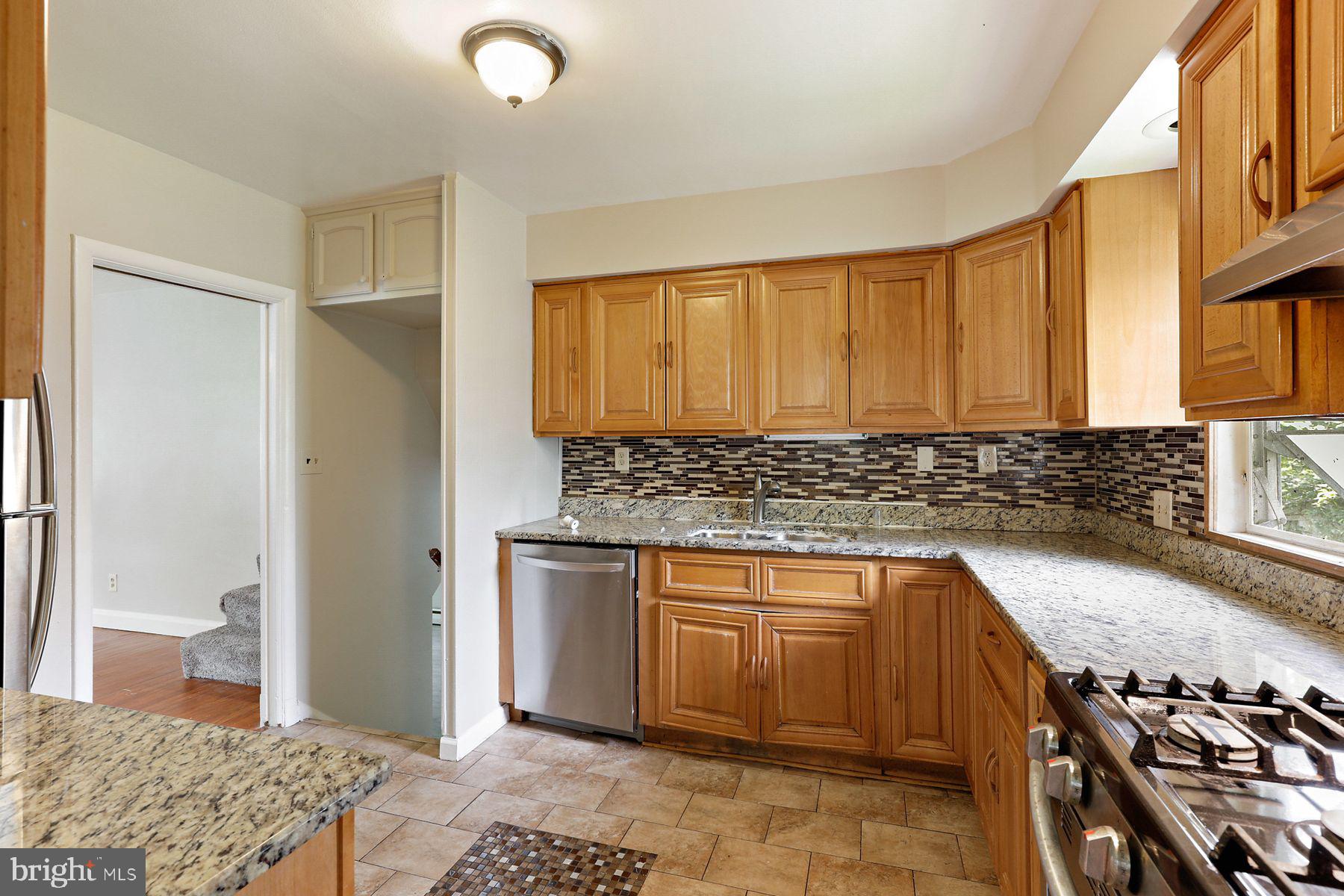 28 North Rolling Road Baltimore, MD 21228 - Photo 5 of 16