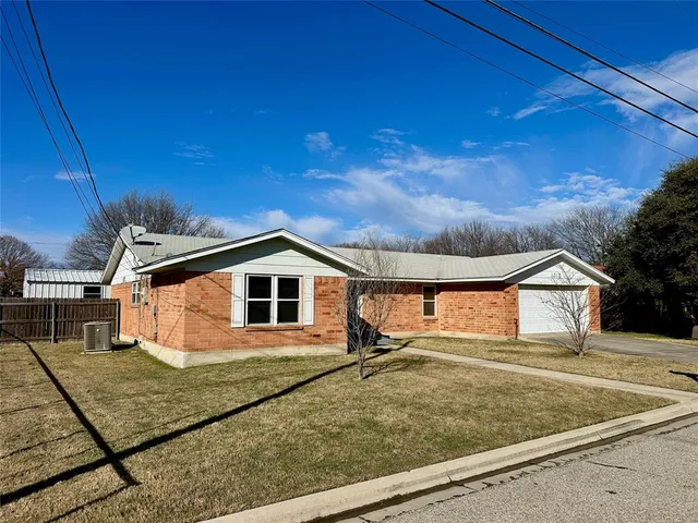 a view of a house with a backyard