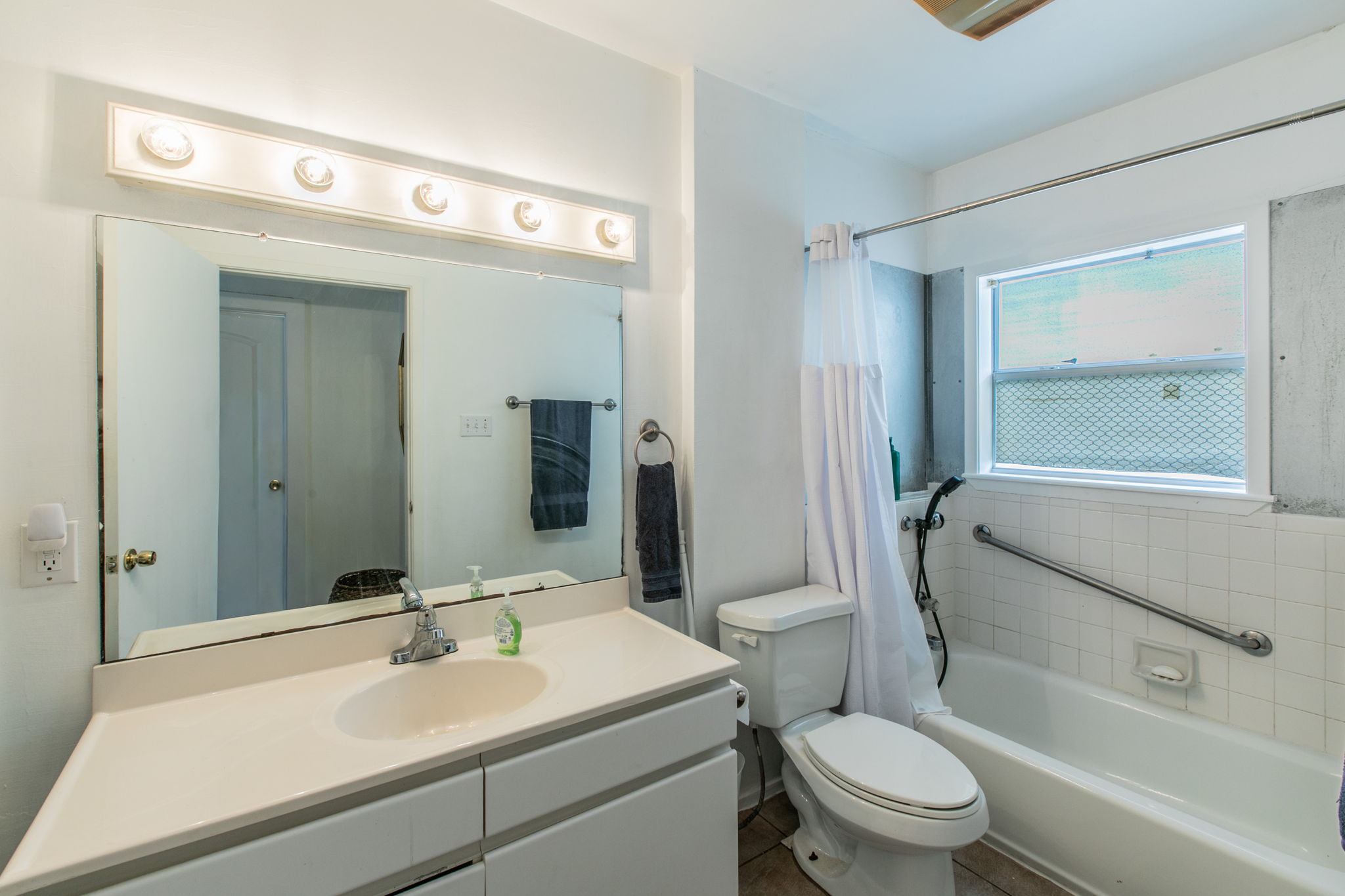 1107 Vargas Road Austin, TX 78741 - Photo 10 of 17 A well-appointed bathroom features a single vanity and a shower-tub combination, designed for comfort.