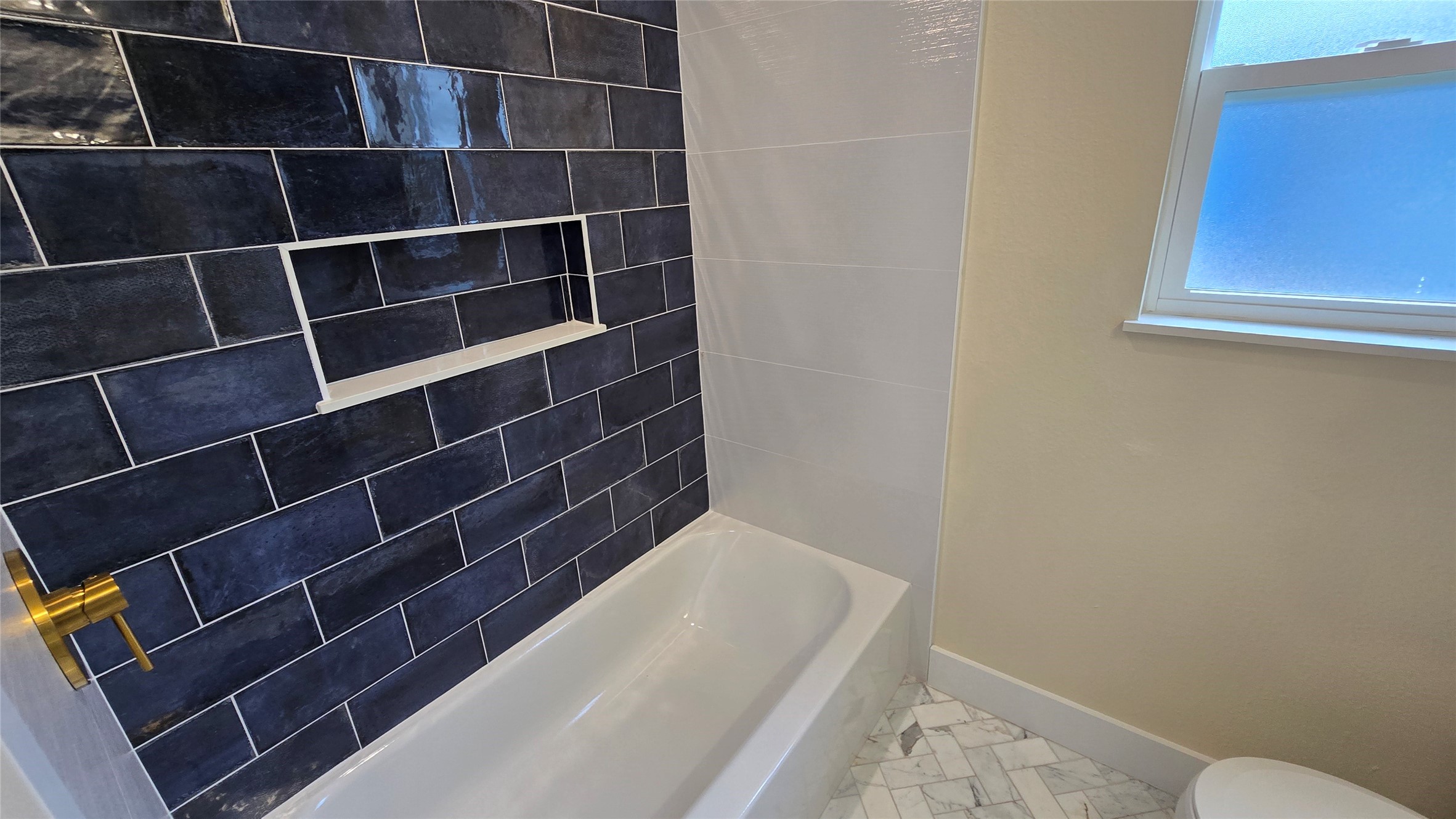 3741 Seabrook Street Houston, TX 77021 - Photo 44 of 50 a bathroom with a bathtub