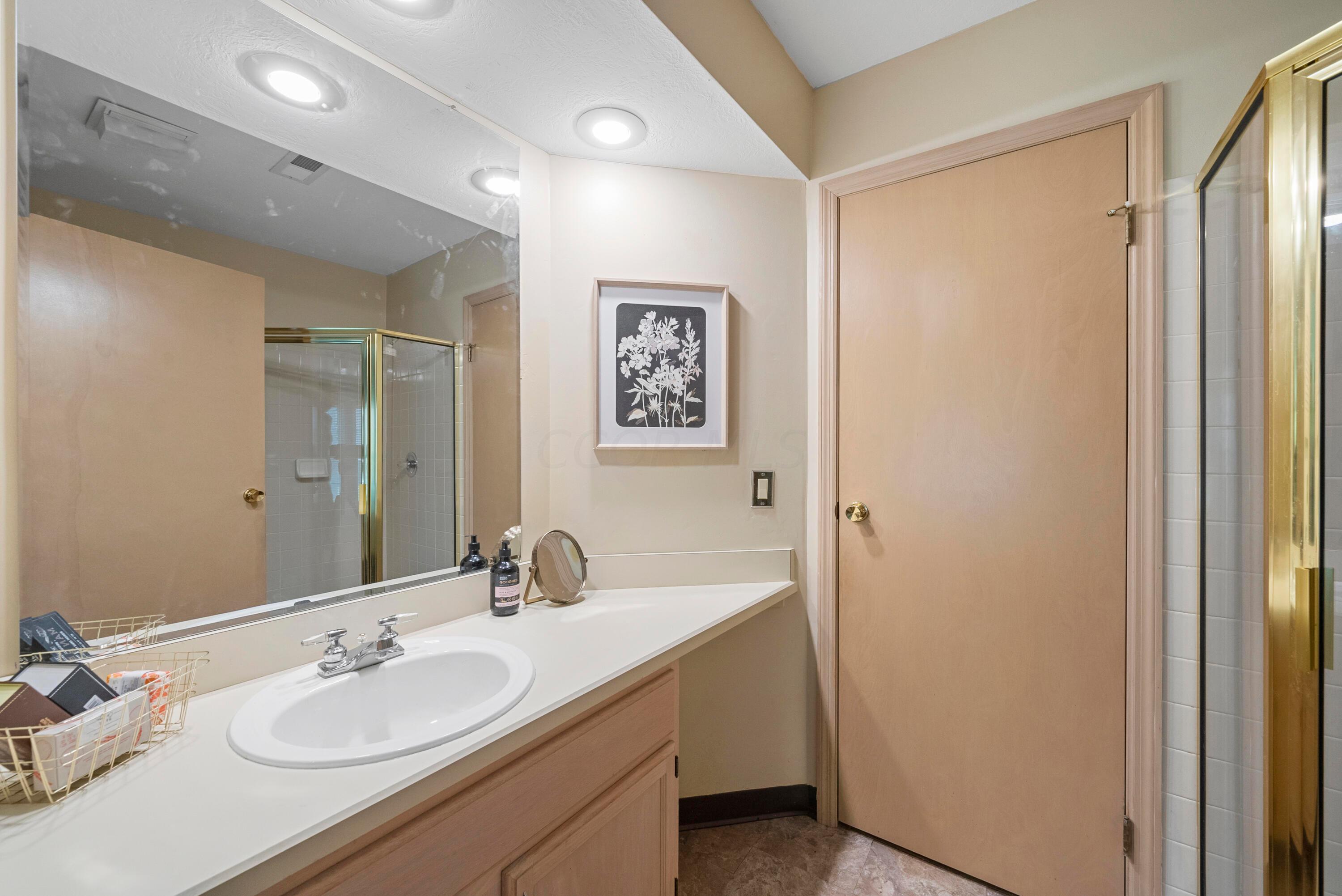 5814 Locbury Lane, Unit R Dublin, OH 43016 - Photo 15 of 25 Primary Bedroom En Suite